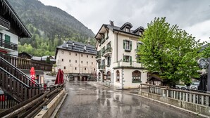 A town square with a building labeled 'Abbey Hotel,' a wooden staircase, and a tree. - Studio 2 Coeur d'Abondance-Maxit Apartment with Wi-Fi (Abondance)