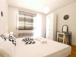 2 chambres, fer et planche à repasser, lit parapluie, accès Internet