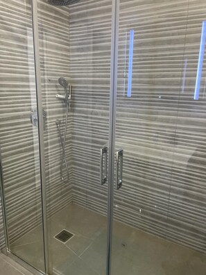 Douche, sèche-cheveux, serviettes fournies