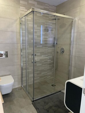 Dusche, Haartrockner, Handtücher