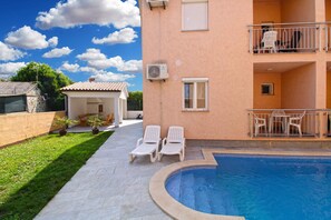 Pool - Holiday apartment with air conditioning (Peroj)