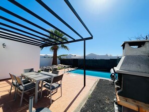 Outdoor dining - Vacation Home 'Casa Rosa' with Mountain View, Private Pool and Wi-Fi (Playa Blanca)