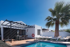 Pool - Vacation Home 'Casa Rosa' with Mountain View, Private Pool and Wi-Fi (Playa Blanca)