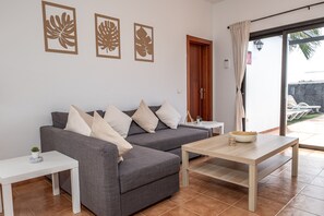 TV - Vacation Home 'Casa Rosa' with Mountain View, Private Pool and Wi-Fi (Playa Blanca)