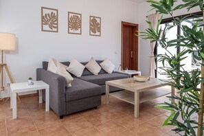 TV - Vacation Home 'Casa Rosa' with Mountain View, Private Pool and Wi-Fi (Playa Blanca)