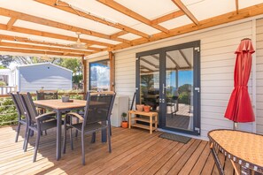 Outdoor dining - Bungalow 'Ile D'or Parcelle Victor Hugo 1' with Sea View, Shared Pool and Private Terrace (Saint-Raphaël)
