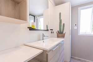 Shower, hair dryer - Bungalow 'Ile D'or Parcelle Victor Hugo 1' with Sea View, Shared Pool and Private Terrace (Saint-Raphaël)