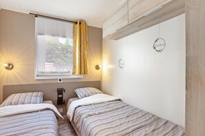 2 bedrooms, iron/ironing board, free WiFi, bed sheets - Bungalow 'Ile D'or Parcelle Victor Hugo 1' with Sea View, Shared Pool and Private Terrace (Saint-Raphaël)