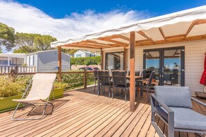 Outdoor dining - Bungalow 'Ile D'or Parcelle Victor Hugo 1' with Sea View, Shared Pool and Private Terrace (Saint-Raphaël)