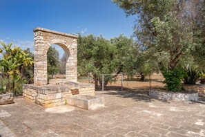 Property grounds - Holiday Home 'Villa Trullo Ulivo' with Private Pool, Wi-Fi and Air Conditioning (Carovigno)