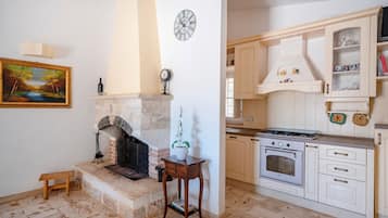 Réfrigérateur, micro-ondes, plaque de cuisson, lave-vaisselle