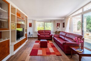 TV, fireplace - Holiday Home 'Villa Trullo Ulivo' with Private Pool, Wi-Fi and Air Conditioning (Carovigno)