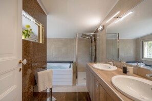 Dusche, Haartrockner, Handtücher