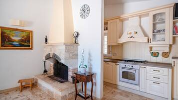 Kühlschrank, Mikrowelle, Herdplatte, Geschirrspüler