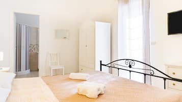 4 bedrooms, desk, iron/ironing board, free WiFi