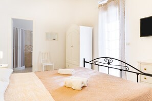 4 bedrooms, desk, iron/ironing board, free WiFi