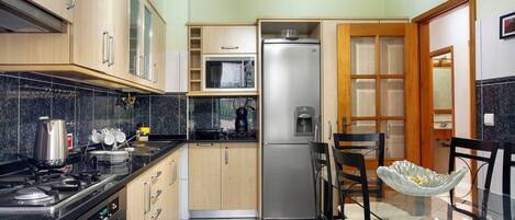 Køleskab, mikrobølgeovn, ovn, kogeplade