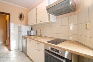 Jääkaappi, mikroaaltouuni, uuni, liesi