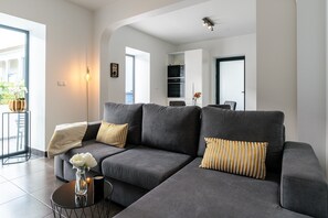 TV - Holiday Home 'Melblue' with Sea View, Private Terrace and Wi-Fi (Calheta)