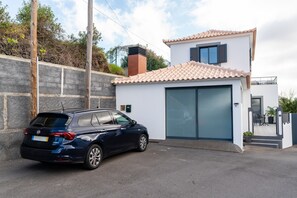 Property grounds - Holiday Home 'Melblue' with Sea View, Private Terrace and Wi-Fi (Calheta)
