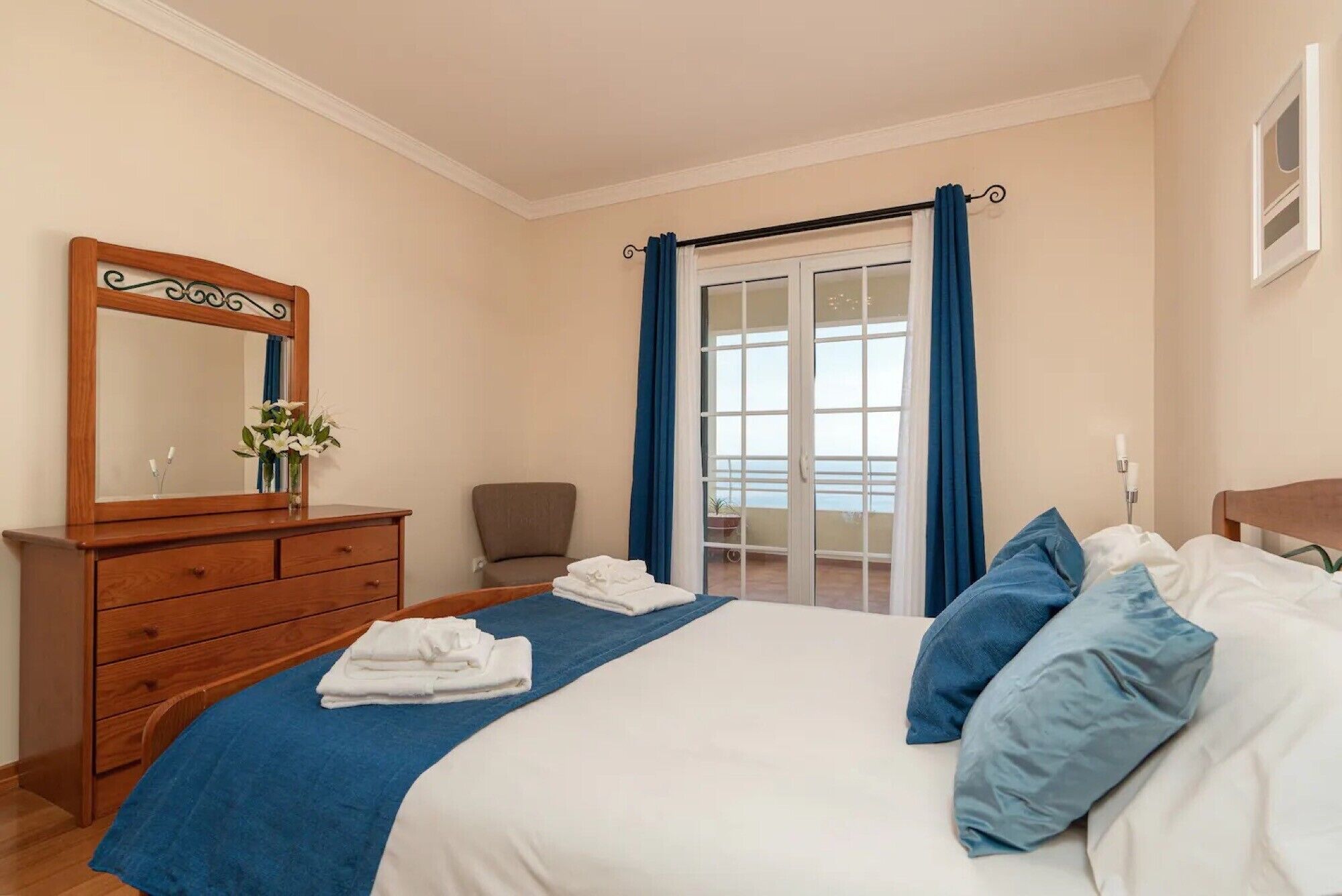 4 makuuhuonetta, silitysrauta/-lauta, ilmainen Wi-Fi, vuodevaatteet