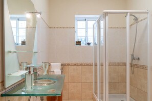 Douche, sèche-cheveux, serviettes fournies