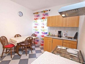 冷蔵庫、オーブン、コンロ、調理器具と食器