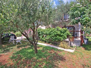 Property grounds - Holiday apartment with air conditioning (Fažana)