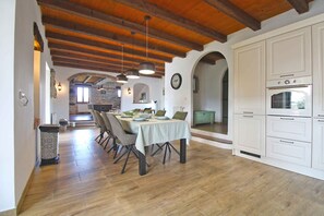 Dining - Villa with swimming pool, children's playground and fitness room (Tinjan)