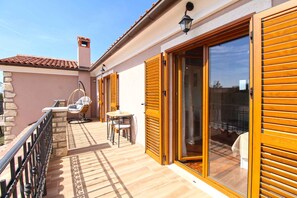 Terrace/patio - Villa with swimming pool, children's playground and fitness room (Tinjan)