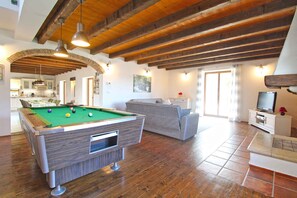 Televisión, chimenea