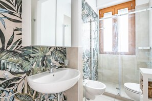 Shower, hair dryer, bidet, towels