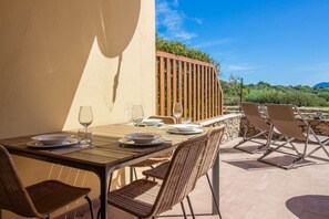 Outdoor dining - GuestHost - Portisco Bouganville Seaside Charm Flat W/ Veranda (Portisco)