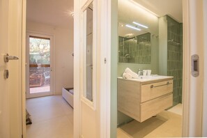 Shower, hair dryer, bidet, towels - GuestHost - Portisco Bouganville Seaside Charm Flat W/ Veranda (Portisco)