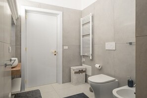 Douche, sèche-cheveux, bidet, serviettes fournies