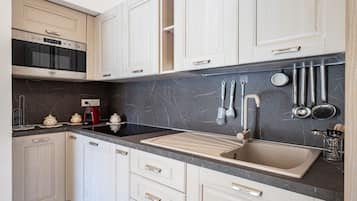 Kühlschrank, Ofen, Herdplatte, Wasserkocher mit Kaffee-/Teezubehör