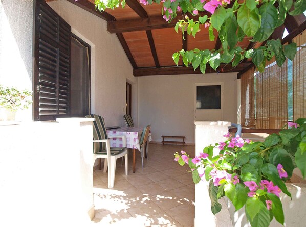 Outdoor dining - Holiday apartment with air conditioning (Fažana)