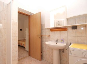 Shower - Holiday apartment with air conditioning (Fažana)