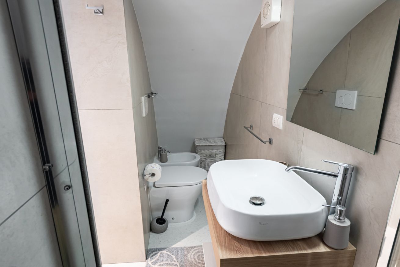 Douche, sèche-cheveux, bidet, serviettes fournies