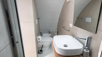 Douche, sèche-cheveux, bidet, serviettes fournies