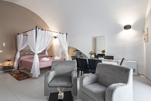 Lovely studio apartament perfect for 2 people, located in a characteristic, recently renovated period building. The accommodation is well located on the edge of the historic center, a few steps from all points of interest and in an area equipped with all