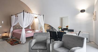 Lovely studio apartament perfect for 2 people, located in a characteristic, recently renovated period building. The accommodation is well located on the edge of the historic center, a few steps from all points of interest and in an area equipped with all