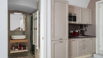 Kühlschrank, Ofen, Herdplatte, Wasserkocher mit Kaffee-/Teezubehör