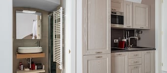 Lovely studio apartament perfect for 2 people, located in a characteristic, recently renovated period building. The accommodation is well located on the edge of the historic center, a few steps from all points of interest and in an area equipped with all