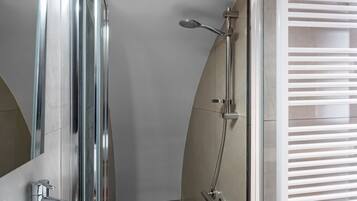 Dusche, Haartrockner, Bidet, Handtücher