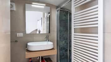 Dusche, Haartrockner, Bidet, Handtücher