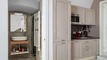 Kühlschrank, Ofen, Herdplatte, Wasserkocher mit Kaffee-/Teezubehör