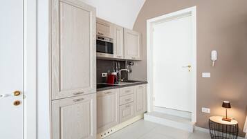 Frigorifero, forno, piano cottura, macchina per tè/caffè