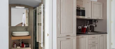 Fridge, oven, stovetop, coffee/tea maker