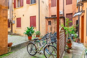 Property grounds - GuestHost - Functional and modern studio apartment of approximately 17 sqm located on the ground floor of a renovated period building WITHOUT a lift (one step to access it). The apartment is located in a quiet, traffic-free street, just a 7-minute walk f (Padova)